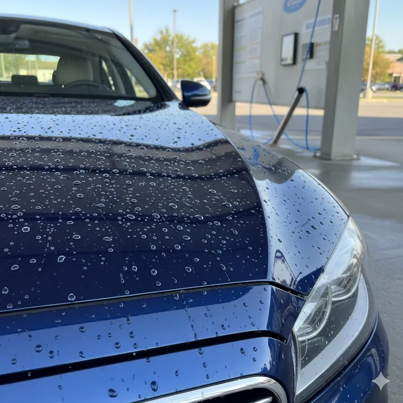 Carro acabado de lavar com gotas de água